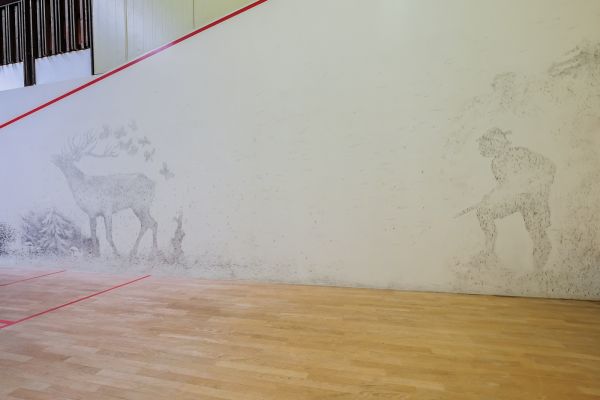 Freizeitsport in München. Squash spielen im Squash Pit Germering, Ansicht der Courtwand von Court 1, ein Werk von Klaus Högner, Bildhauer und Centerbetreiber