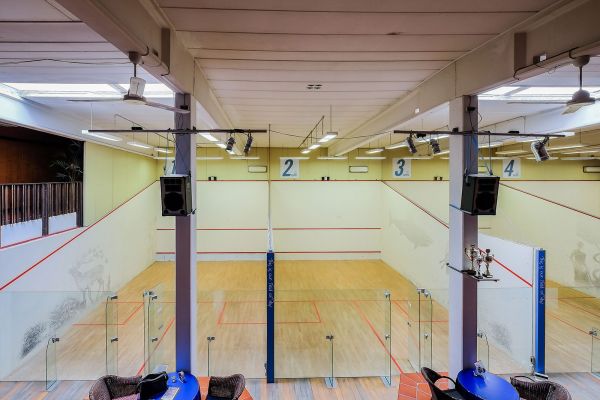 Squash spielen in München Germering. Einzigartig in einem außergewöhnlichen Ambiente. Die Courts wurden 2019 vom Münchner Künstler Klaus Högner gestaltet.